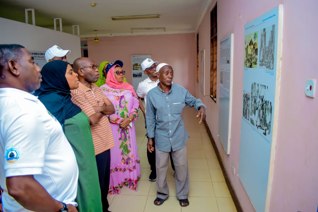 KATIBU MKUU MHANDISI ALI SAID BAKAR AKIPATA MAELEZO KATIKA MAONESHO YA SIKU YA MABAHARIA DUNIANI 2026 (MKOANI KIGOMA)